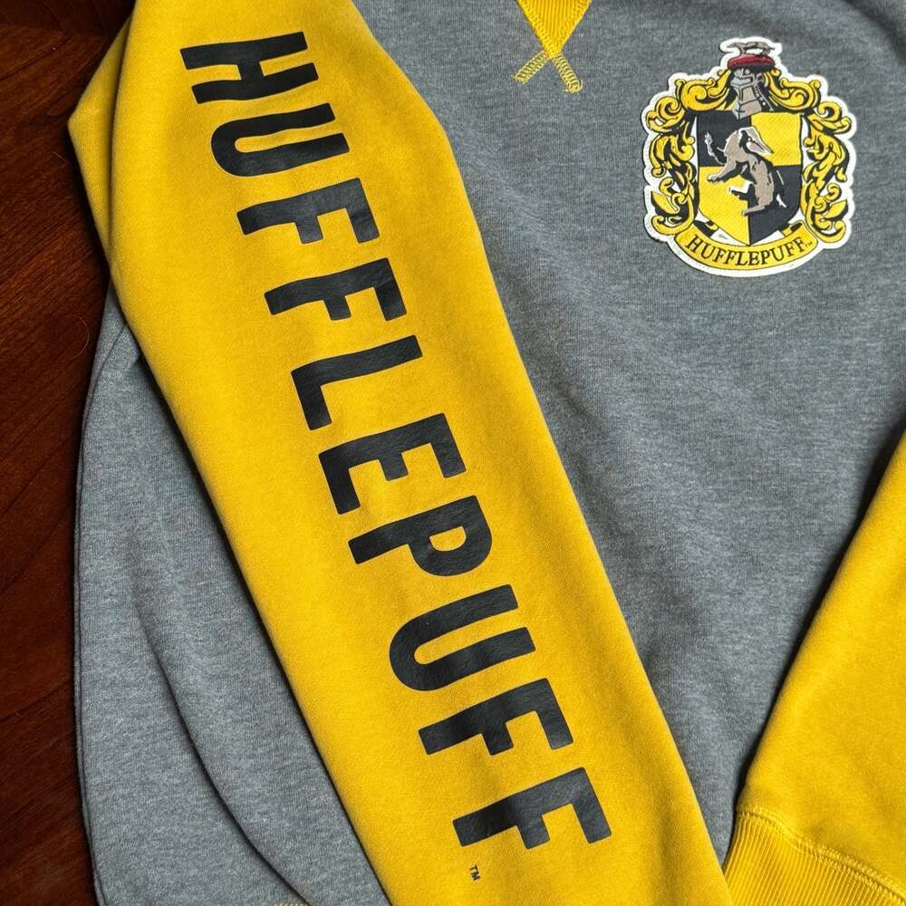 Universal Studios Harry Potter Hufflepuff Raglan Sweatshirt Size XS - Picture 4 of 9
